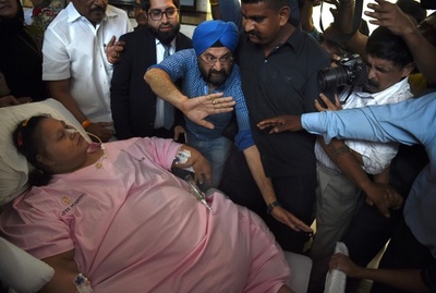 「世界で最も重い女性」が退院、インドを離れUAEで治療継続へ