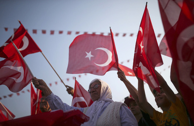 トルコ、与党内でも粛清開始 ギュレン師派排除へ