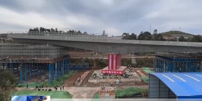 中国雲南省の高速道路 鉄道横断橋建設で1万トン超橋桁が回転架設