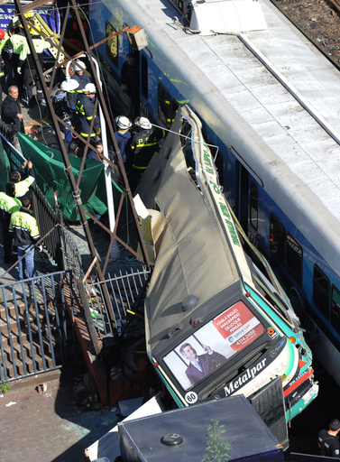 ラッシュ時の駅で電車がバスに衝突、11人死亡 アルゼンチン