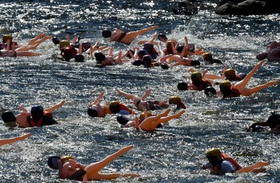 ラブドールで川下り…ロシアで「奇妙な」ラフティング大会