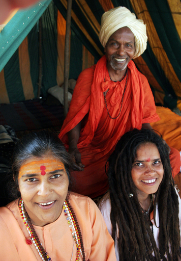 ヒンズー教の祭典「クンブメーラ」、女性の行者も参加 - インド