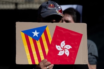 カタルーニャ独立派、香港がデモ戦術のヒント 空港占拠や暗号化アプリ