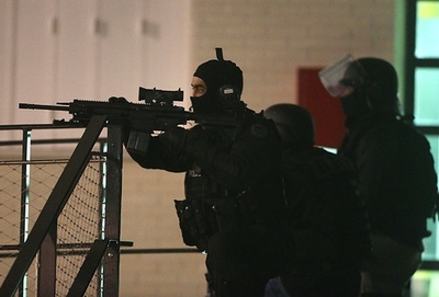 仏新聞社襲撃、18歳の容疑者が出頭