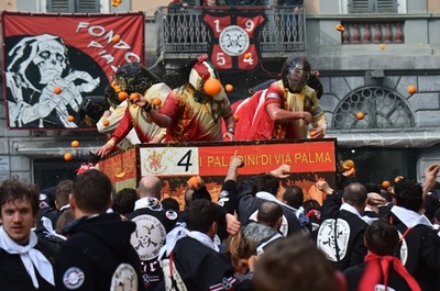 名物「オレンジ合戦」、今年も白熱 イタリア