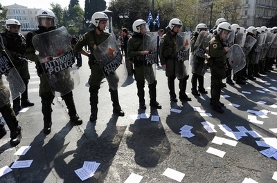 「警官貸します」1時間3200円、財政難のギリシャ