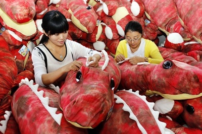 これも大事な輸出品、中国・江蘇省の縫いぐるみ工場