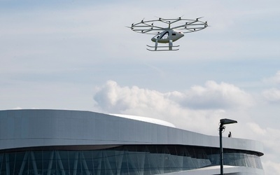 「空飛ぶ電動タクシー」が飛行 未来のモビリティー体感イベント 独