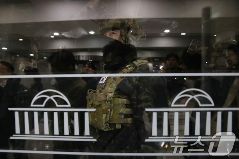 2024年12月3日夜、国会本館裏門前で警備にあたる戒厳軍の兵士(c)news1