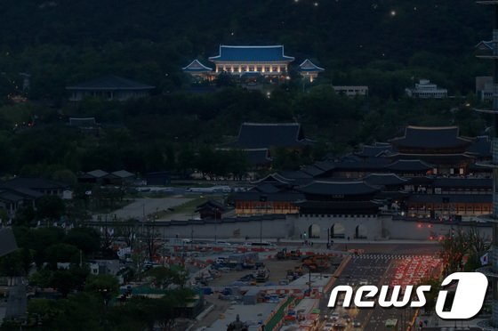 8日午後、大統領府に明かりがともったまま夜が更けている(c)news1