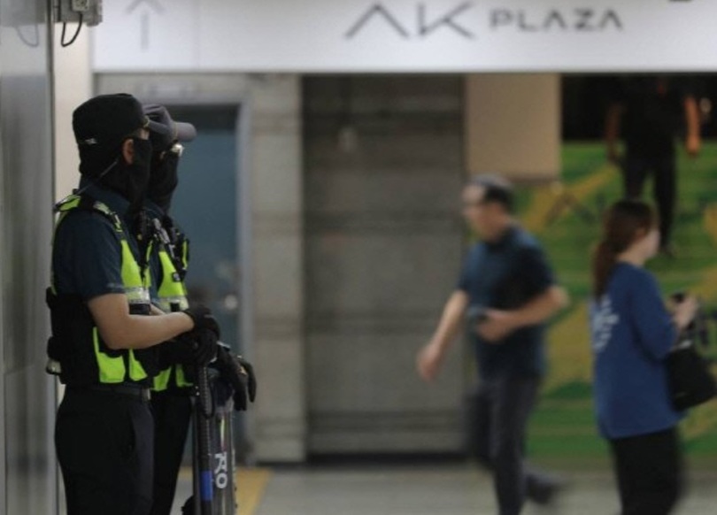 京畿道城南市のソヒョン駅近くに配備された警官隊(c)NEWSIS