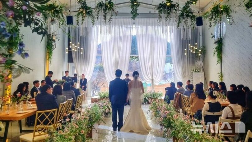 浦項市の「小さいけれど特別な結婚式」支援で夫婦の誓いを交わす新婚夫婦(c)NEWSIS