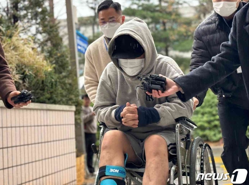 車椅子で仁川地裁に向かう30代の男性(c)news1