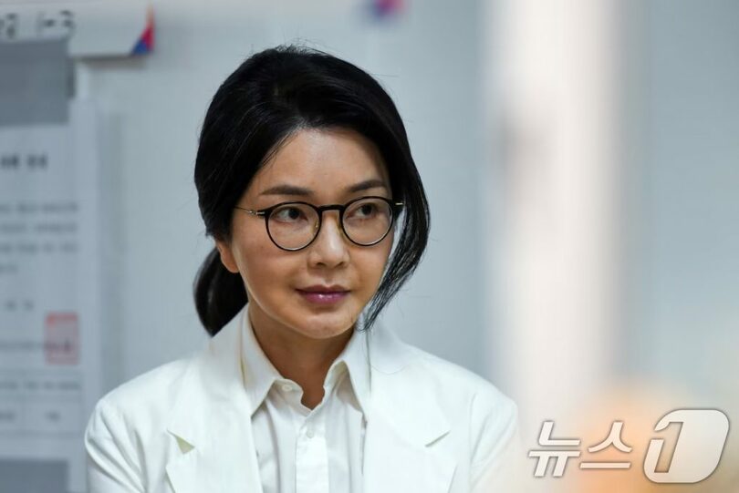2025年6月3日、投票所に姿を現した韓国のユン・ソンニョル(尹錫悦)前大統領の妻キム・ゴニ(金建希)氏(c)news1