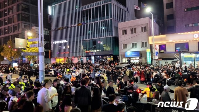 事件現場を収拾する医療スタッフと警察、消防隊員ら(c)news1