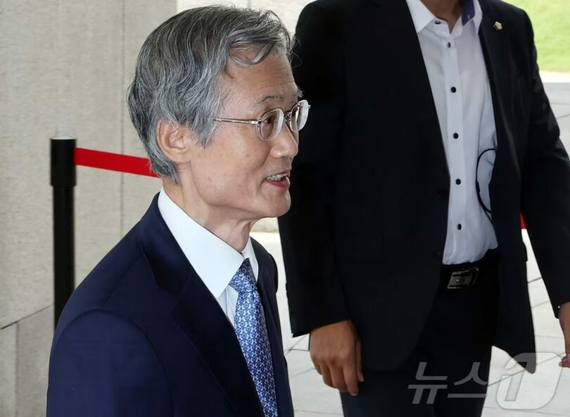 19日午前、ソウル・瑞草区の最高裁に出勤するチョ・ヒデ（曺喜大）最高裁長官(c)news1