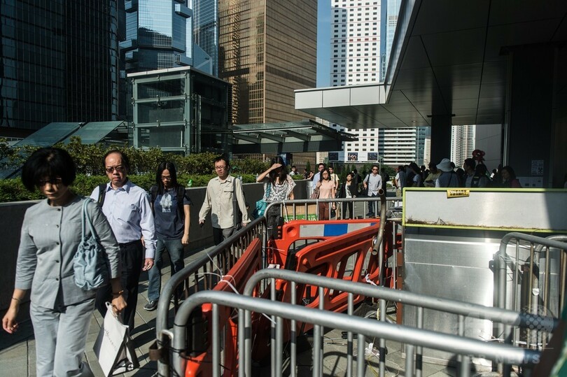 香港デモ隊、一部封鎖解除 政府庁舎に職員戻る