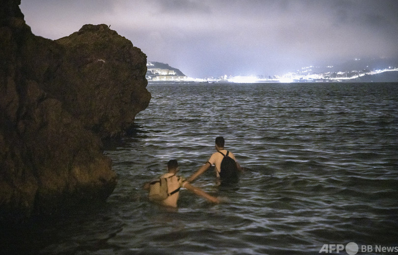 スペイン領セウタに移民8千人殺到 モロッコとの対立深まる