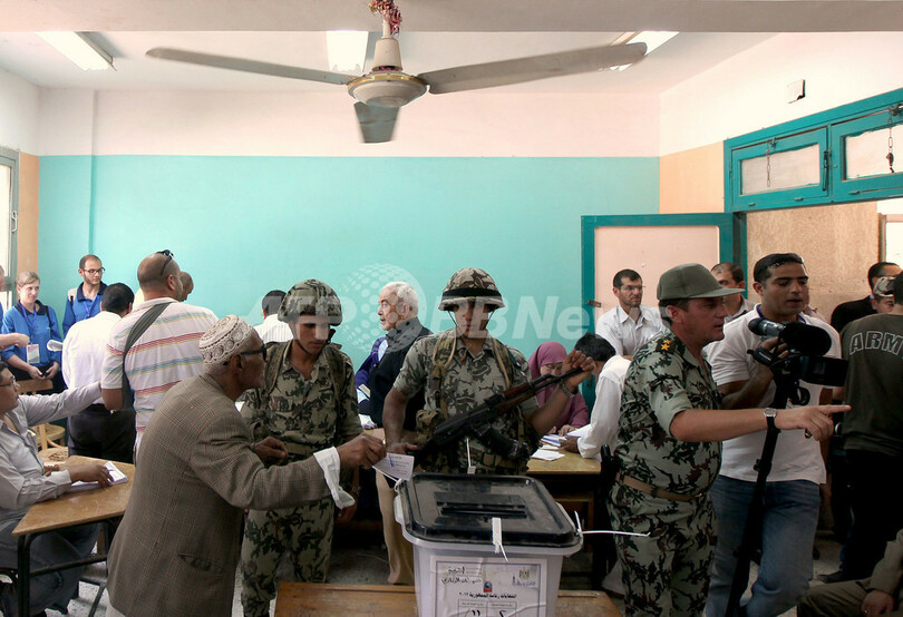 エジプト軍最高評議会が立法権限掌握、大統領選はムスリム同胞団が勝利宣言