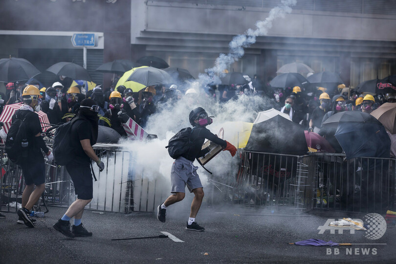 香港で警察が実弾発砲、抗議デモ参加者の胸部に当たる