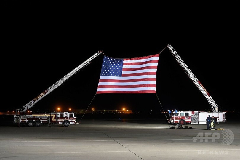 北朝鮮に解放された米国人3人が帰国、トランプ大統領が出迎え