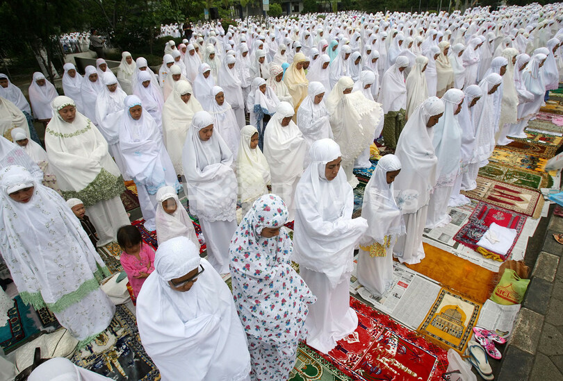 ラマダン明けの祭り「イード・アル・フィトル」、世界中のイスラム教徒が祝う