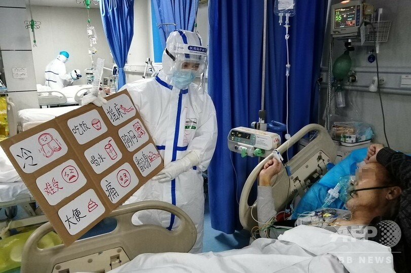 意思の疎通が困難な江西の看護師と武漢の患者、手作りのボードで解決