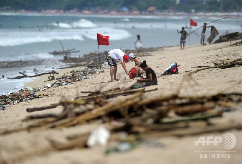 くつろぐにくつろげない…人気ビーチがごみだらけ インドネシア・バリ島