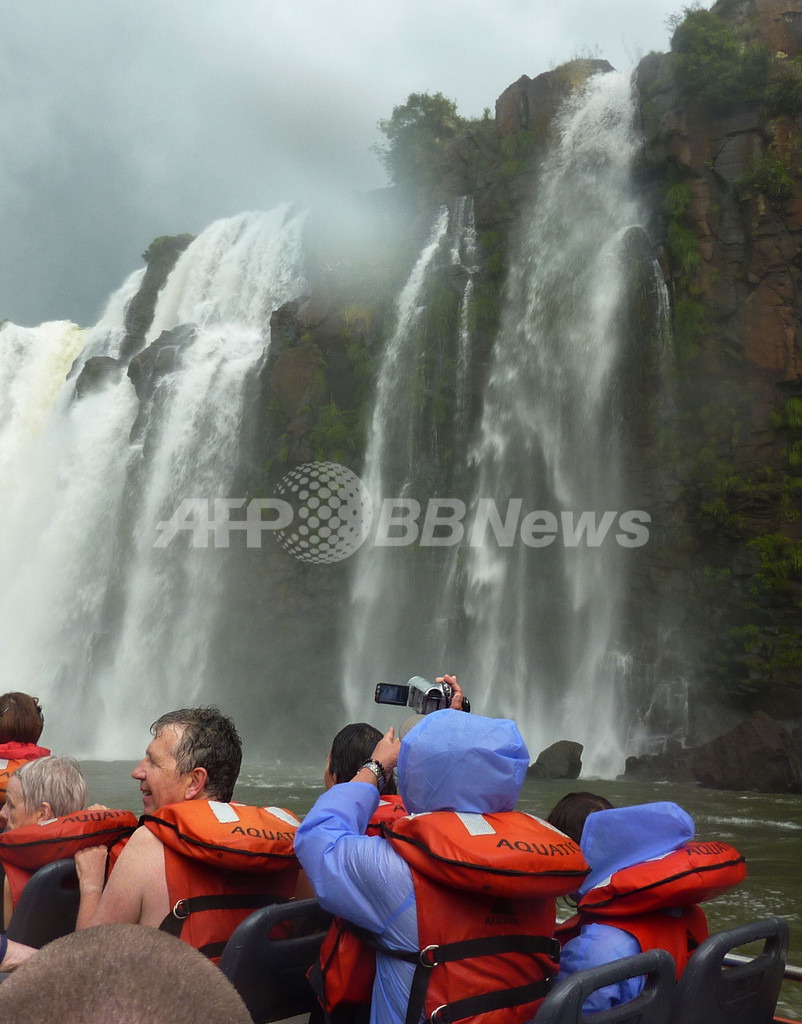 イグアス滝、水量ピーク迎える