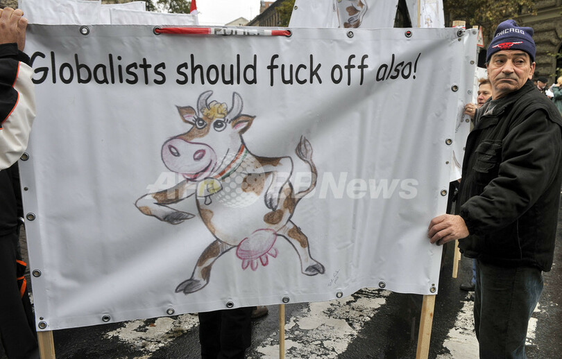 牛の頭並べて乳製品の価格下落に抗議、ハンガリー