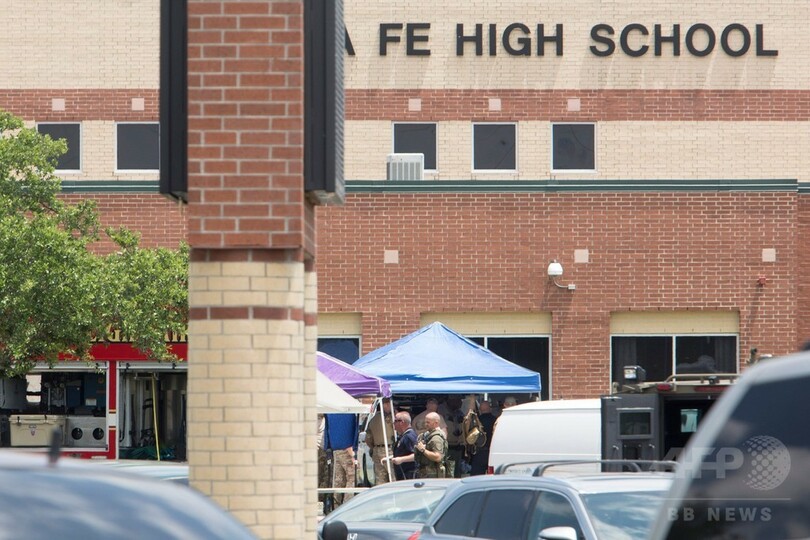 米テキサスの高校で生徒による銃撃事件、10人死亡 父親の銃で犯行か