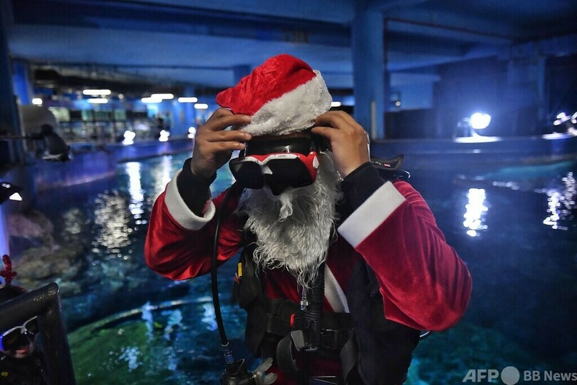 水中サンタからプレゼント！ タイ・バンコク