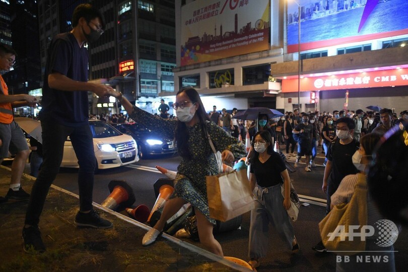 香港デモ隊、中心部にバリケード築く 覆面禁止令制定直後