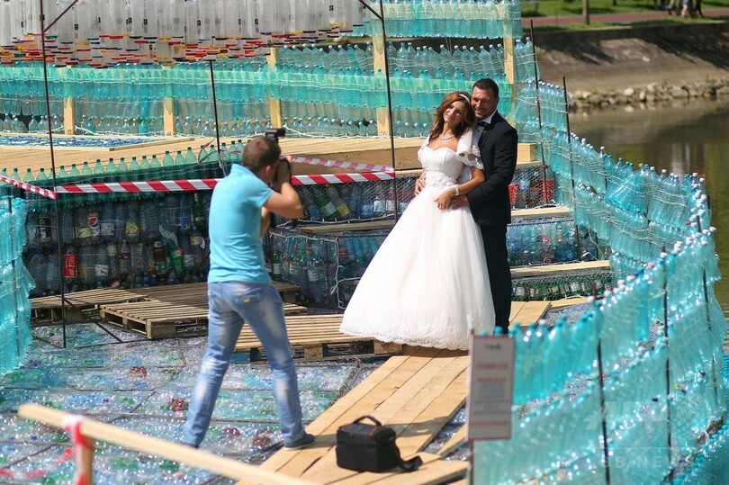 ペットボトル15万7000本！橋でごみ問題啓発 ルーマニア