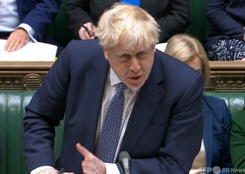 英首相、コロナ下のパーティー参加を謝罪 辞任要求の声高まる