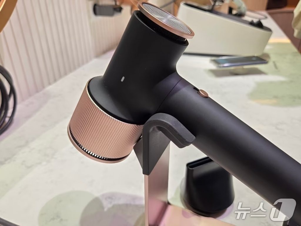 韓国LG電子、初のヘアドライヤー「AirDew」公開…14兆ウォン市場で