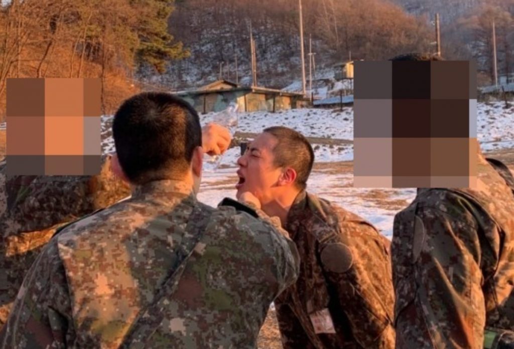 韓国陸軍 第17歩兵師団 記念チャレンジ BTSジン、化学・生物・放射能戦の訓練で顔しかめる…近況公開 写真枚