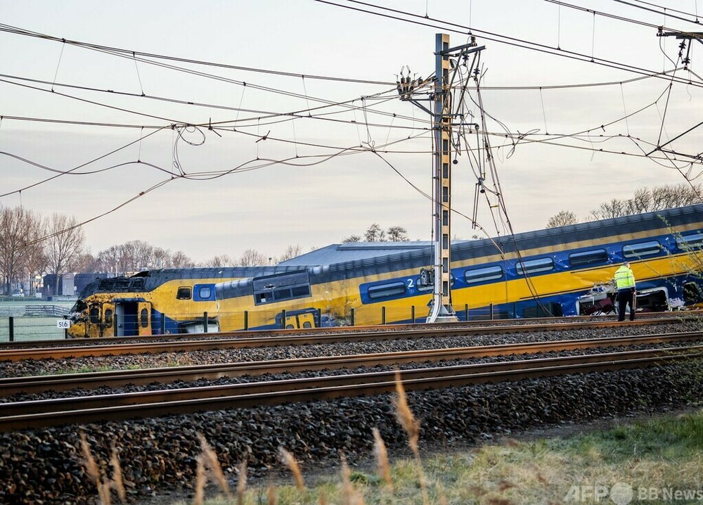 高速列車が脱線、1人死亡 オランダ 写真6枚 国際ニュース:AFPBB 高速列車が脱線、1人死亡 オランダ 写真6枚 国際ニュース:AFPBB