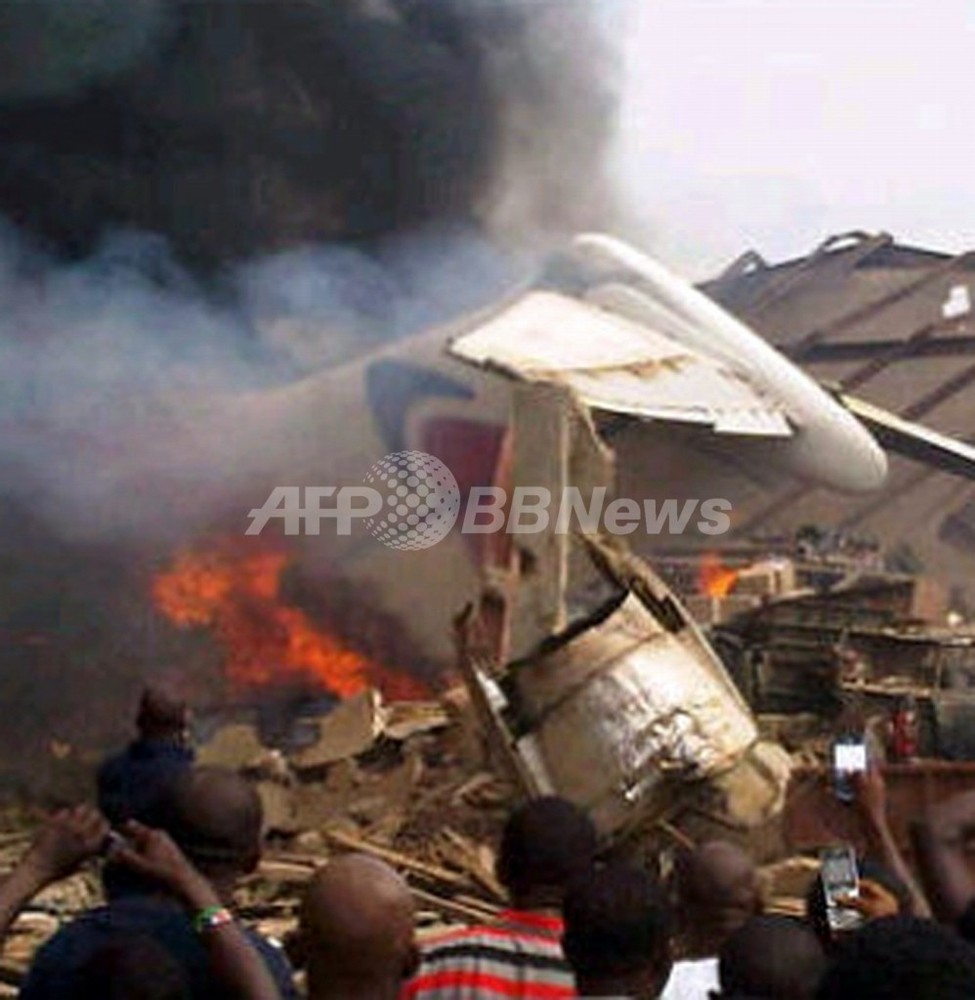 ナイジェリアで旅客機が墜落 人口密集地で炎上 写真3枚 国際ニュース Afpbb News