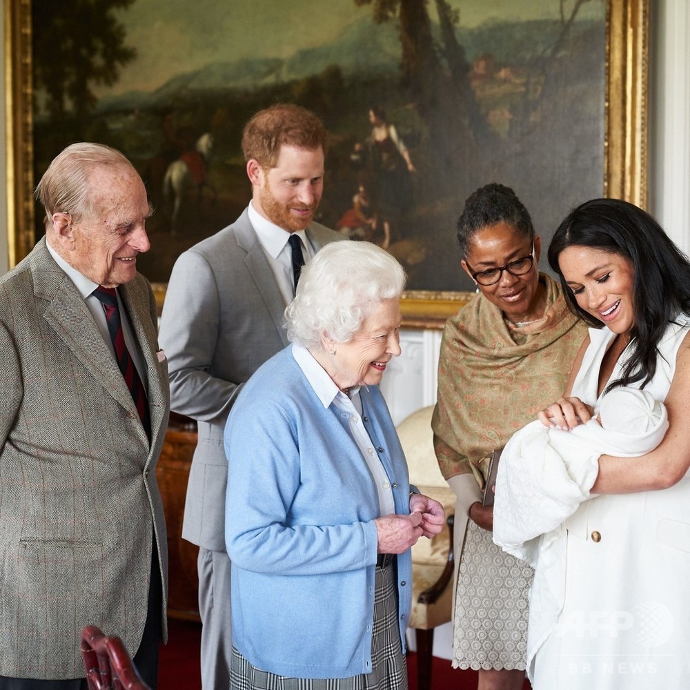 ヘンリー王子夫妻 長男に アーチー と命名 予想裏切る 写真3枚 国際ニュース Afpbb News