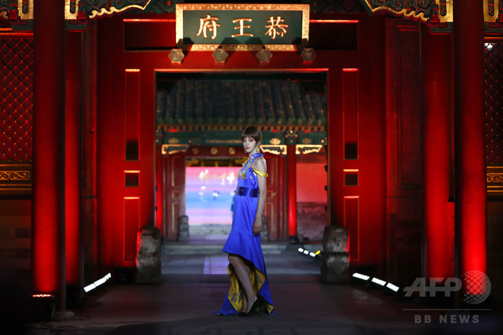 北京・恭王府で「宮廷」を身にまとい…無形文化遺産のファッションショー