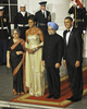 ワシントンD.C.（Washington D.C.）のホワイトハウス（White House）の庭園サウスローン（South Lawn）開かれたでインドのマンモハン・シン（Manmohan Singh）首相のの晩さん会に出席した（右から）バラク・オバマ（Barack Obama）米大統領、マンモハン・シン首相ミシェル（Michelle）米大統領夫人、グルシャラン・カウル（Gursharan Kaur）首相夫人（2009年11月24日撮影）。(c)AFP/Paul J. Richards