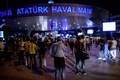自爆攻撃に見舞われたトルコ・イスタンブールのアタチュルク国際空港の前で待つ人々（2016年6月28日撮影）。(c)AFP/OZAN KOSE