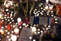 連続襲撃事件の現場となった仏パリのコンサートホール「バタクラン」付近で、追悼のために手向けられた花々やろうそく（2015年11月14日撮影）。(c)AFP/FRANCK FIFE