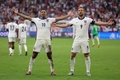 サッカー欧州選手権、決勝トーナメント1回戦、イングランド対スロバキア。同点ゴールを決め、ハリー・ケイン（右）と喜ぶイングランドのジュード・ベリンガム（2024年6月30日撮影）。(c)Adrian DENNIS / AFP