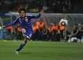 2010年サッカーW杯南アフリカ大会（%%2010 World Cup%%）1次リーグE組、デンマーク対日本。日本は3-1で勝利し、勝ち点6（2勝1敗）の同組2位で決勝トーナメントに進んだ。日本の決勝トーナメント進出は、自国開催以外のW杯では初めて。写真は前半30分にFKからチームの2点目を決める日本の遠藤保仁（%%Yasuhito Endo%%）。（2010年6月24日撮影）(c)AFP/ROBERTO SCHMIDT