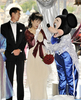 千葉県浦安市の東京ディズニーシー（Tokyo Disneysea）でミッキーマウス（Mickey Mouse）に銀婚式の祝福を受ける夫婦(2008年10月24日撮影)。(c)AFP/Yoshikazu TSUNO