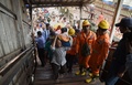 インド・ムンバイで、鉄道駅に至る歩道橋で起きた事故の現場を歩く救助隊員（2017年9月29日撮影）。(c)AFP/PUNIT PARANJPE