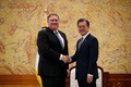 韓国大統領府（青瓦台）で同国の文在寅大統領（右）と握手をするマイク・ポンペオ米国務長官（2018年6月14日撮影）。(c)AFP PHOTO / POOL / KIM HONG-JI