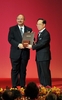 香港（Hong Kong）で2011年のショウ賞（Shaw Prize）の授賞式に出席した米国のブルース・ボイトラー（Bruce Beutler）氏（左、2011年9月28日撮影）。(c)AFP/LAURENT FIEVET